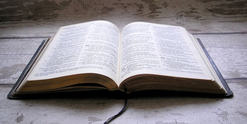 holy-bible-5269243_1920.jpg
